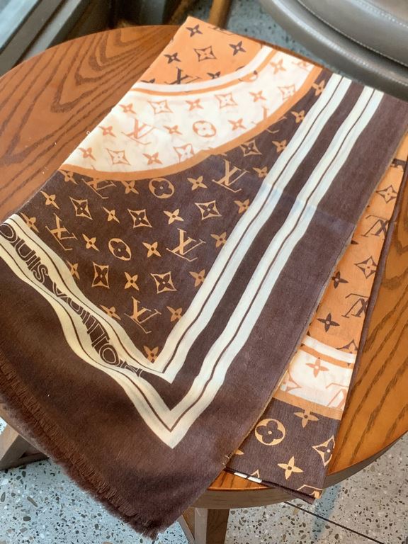 Fashionable and versatile! LV new old flower long scarf] A great item to enhance your temperament and taste! Four seasons must have! Really unbeatable and practical! Lv rare cashmere long scarf, ! Fabric feel really good