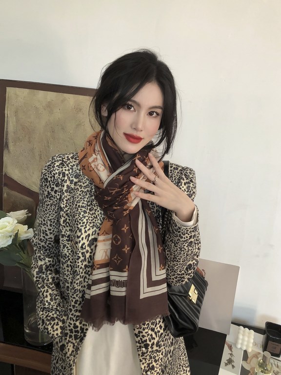 Fashionable and versatile! LV new old flower long scarf] A great item to enhance your temperament and taste! Four seasons must have! Really unbeatable and practical! Lv rare cashmere long scarf, ! Fabric feel really good