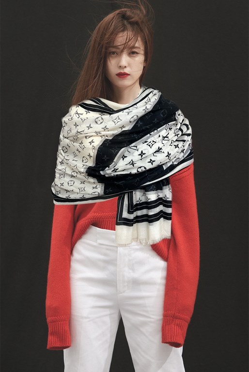 New LV 2023 latest models   top design is too beautiful, truly awesome   [double-sided ring velvet long scarf]    physical genuinely beautiful   shawl with prints      regardless of the design of the airbrush are very in