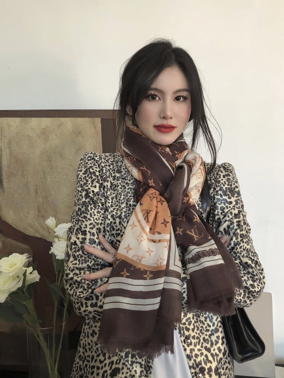 Fashionable and versatile! LV new old flower long scarf] A great item to enhance your temperament and taste! Four seasons must have! Really unbeatable and practical! Lv rare cashmere long scarf, ! Fabric feel really good