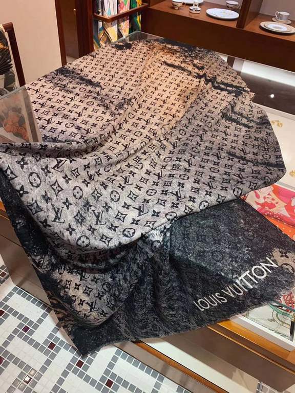 Price [  Super toned!!!! Mega Mega Mega Beauty Glitter Goddess] Who understands this fallwinter toned beauty!!!! This LV shawl is also one of my crazy favorites, once I tried it, I loved it! 300 ring velvet inlaid with i