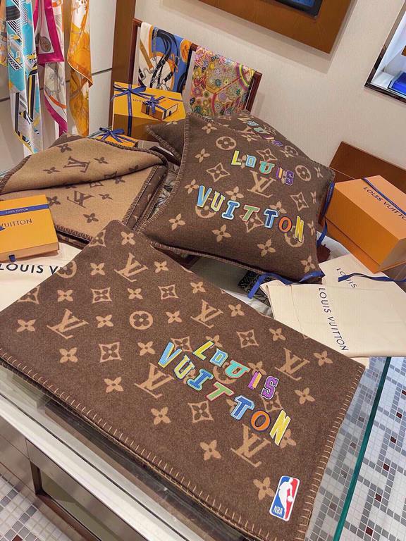 LV × NBA Letters blanket M 』 LV new limited edition NBA co-branded  destined to fire again ah! Blankets and cushions are really super recommended! Buy absolutely feel super value!!! The best channel!!! The Louis Vuitton 