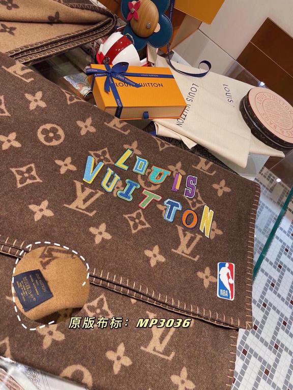 LV × NBA Letters blanket M 』 LV new limited edition NBA co-branded  destined to fire again ah! Blankets and cushions are really super recommended! Buy absolutely feel super value!!! The best channel!!! The Louis Vuitton 