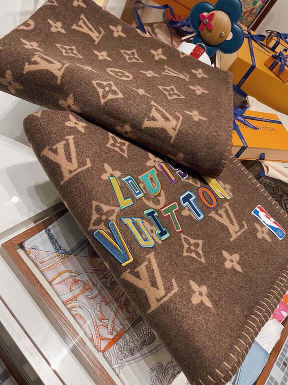 LV × NBA Letters blanket M 』 LV new limited edition NBA co-branded  destined to fire again ah! Blankets and cushions are really super recommended! Buy absolutely feel super value!!! The best channel!!! The Louis Vuitton 