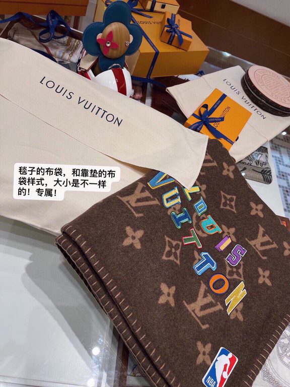 LV × NBA Letters blanket M 』 LV new limited edition NBA co-branded  destined to fire again ah! Blankets and cushions are really super recommended! Buy absolutely feel super value!!! The best channel!!! The Louis Vuitton 