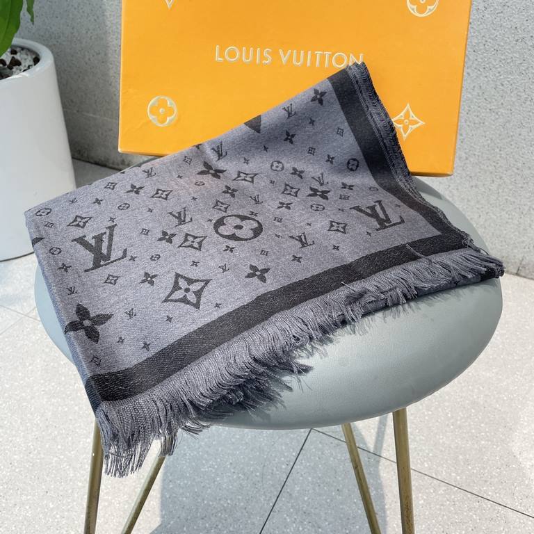 Recommended   LV's latest black and gray two-tone design cashmere shawl   feel very soft, such a design of one is equal to two, practical and fashionable   Autumn and winter essential, according to the dress selection of