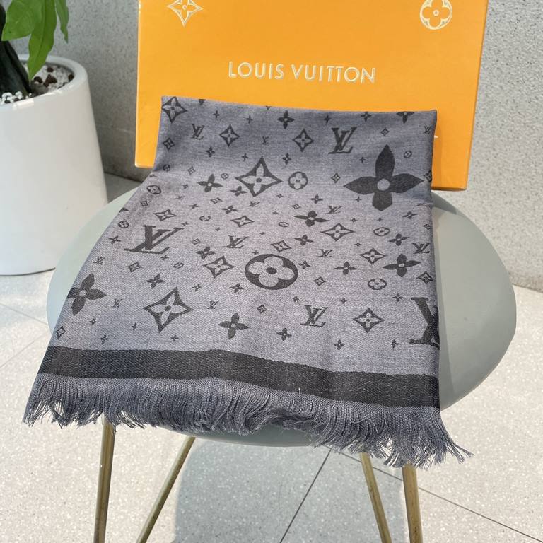 Recommended   LV's latest black and gray two-tone design cashmere shawl   feel very soft, such a design of one is equal to two, practical and fashionable   Autumn and winter essential, according to the dress selection of