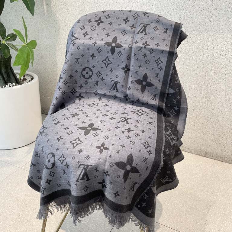 Recommended   LV's latest black and gray two-tone design cashmere shawl   feel very soft, such a design of one is equal to two, practical and fashionable   Autumn and winter essential, according to the dress selection of