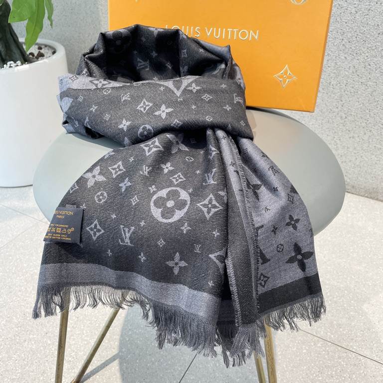 Recommended   LV's latest black and gray two-tone design cashmere shawl   feel very soft, such a design of one is equal to two, practical and fashionable   Autumn and winter essential, according to the dress selection of