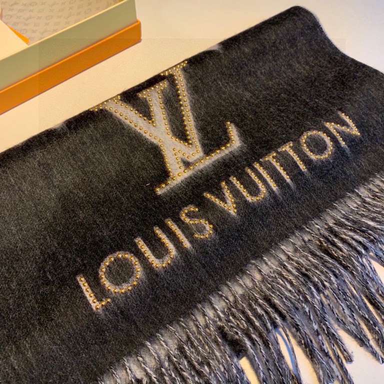 NEW ORIGINAL [Reykjavik Studded Edition] This Studdy Reykjavik scarf is infused with rock and roll elements, bringing rock and roll rhythms to cold winter days. The soft cashmere fabric is adorned with large Monogram Flo