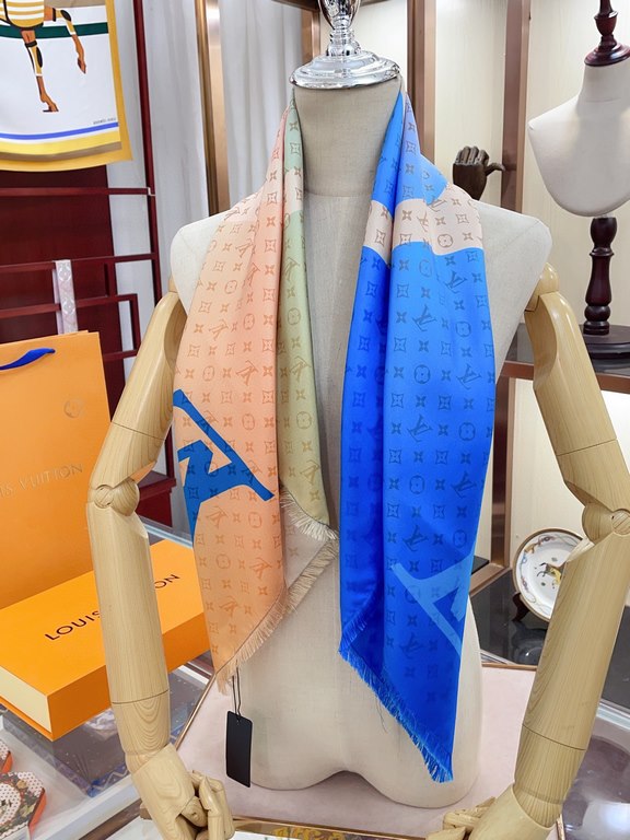 New models on   genuinely awesome   donkey home new [L gradient pattern 90] silk square scarf, convergence of Louis Vuitton elements Monogram LV letters, gradient color with silk fabrics gorgeous texture, and ready-to-we