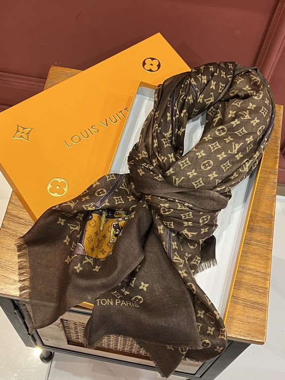 The new limited series of pop-ups to la LV original single authentic. Early fall staple models. Wear Le Tout Paris long scarf LV bags and the bottom of the logo rich details, more feminine charm. The real hall of fame sc