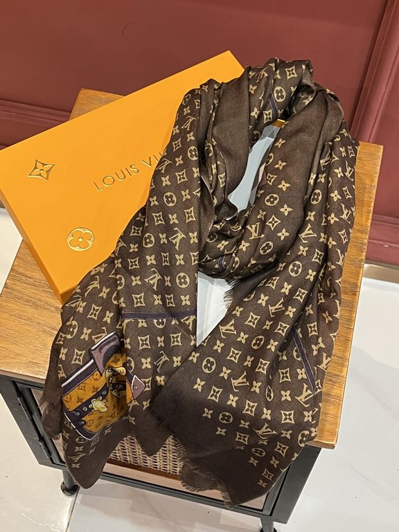 The new limited series of pop-ups to la LV original single authentic. Early fall staple models. Wear Le Tout Paris long scarf LV bags and the bottom of the logo rich details, more feminine charm. The real hall of fame sc