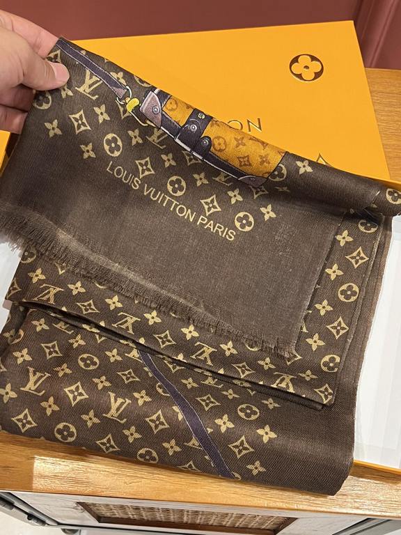 The new limited series of pop-ups to la LV original single authentic. Early fall staple models. Wear Le Tout Paris long scarf LV bags and the bottom of the logo rich details, more feminine charm. The real hall of fame sc