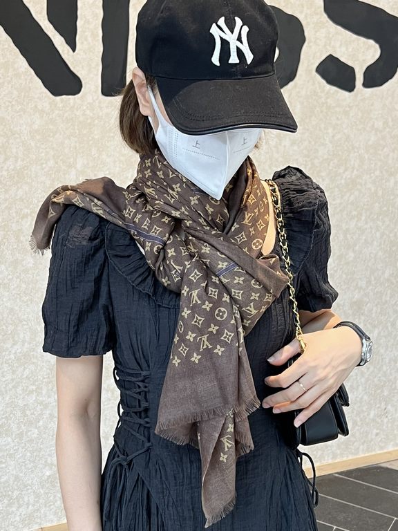 The new limited series of pop-ups to la LV original single authentic. Early fall staple models. Wear Le Tout Paris long scarf LV bags and the bottom of the logo rich details, more feminine charm. The real hall of fame sc