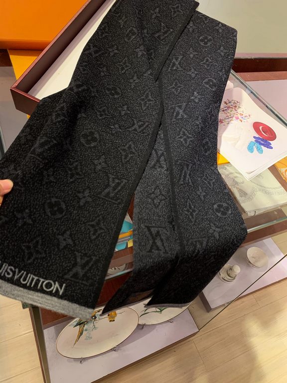 (LV) super fancy very stable    our men's scarves and buy and cherish ~ ~ ~ men's models are really few and far between, only a few models a year, are export orders so it is more difficult to meet. Men's things pay atten