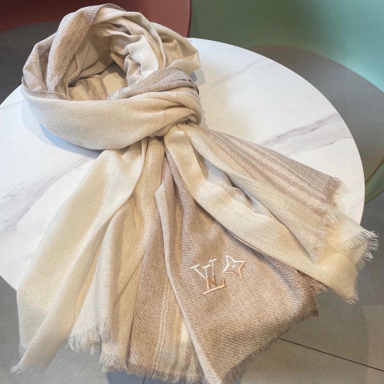 LV striped new, low-key luxury sense   Extremely soft elite master level chic sense of scarf   This donkey family cashmere scarf, the more you look at it, the more you love it, the more you look at it, the more chic it i