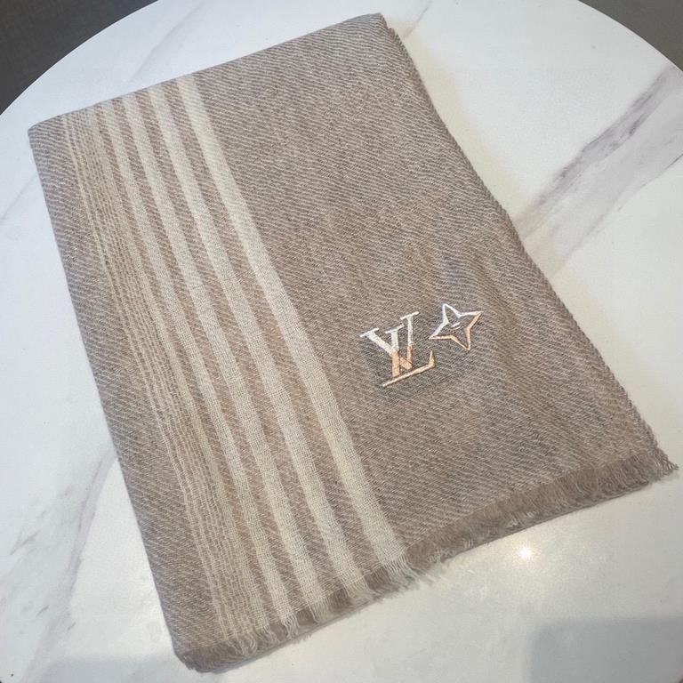 LV striped new, low-key luxury sense   Extremely soft elite master level chic sense of scarf   This donkey family cashmere scarf, the more you look at it, the more you love it, the more you look at it, the more chic it i