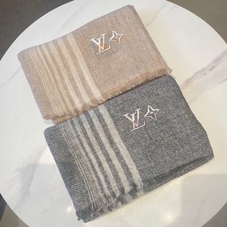 LV striped new, low-key luxury sense   Extremely soft elite master level chic sense of scarf   This donkey family cashmere scarf, the more you look at it, the more you love it, the more you look at it, the more chic it i