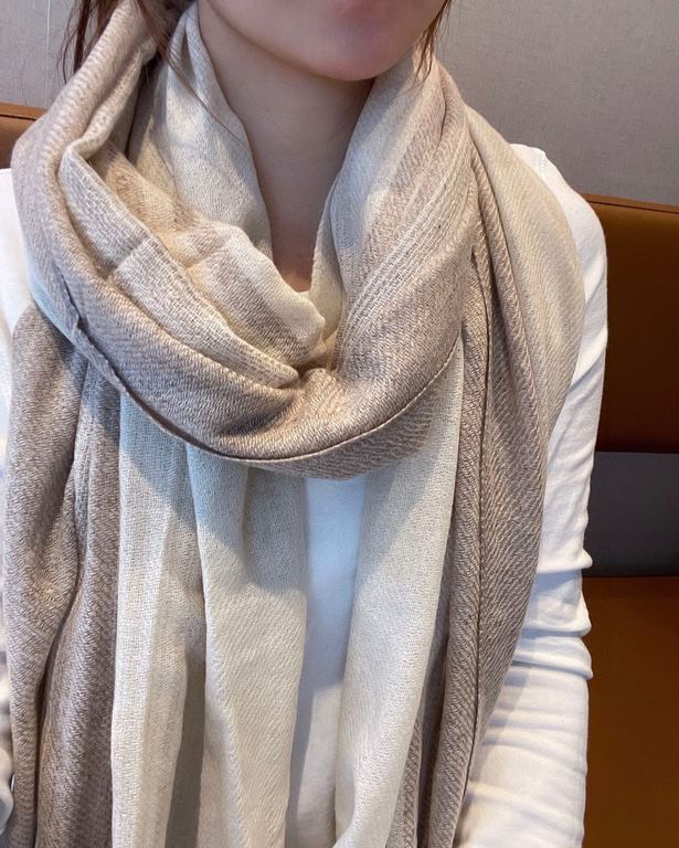 LV striped new, low-key luxury sense   Extremely soft elite master level chic sense of scarf   This donkey family cashmere scarf, the more you look at it, the more you love it, the more you look at it, the more chic it i