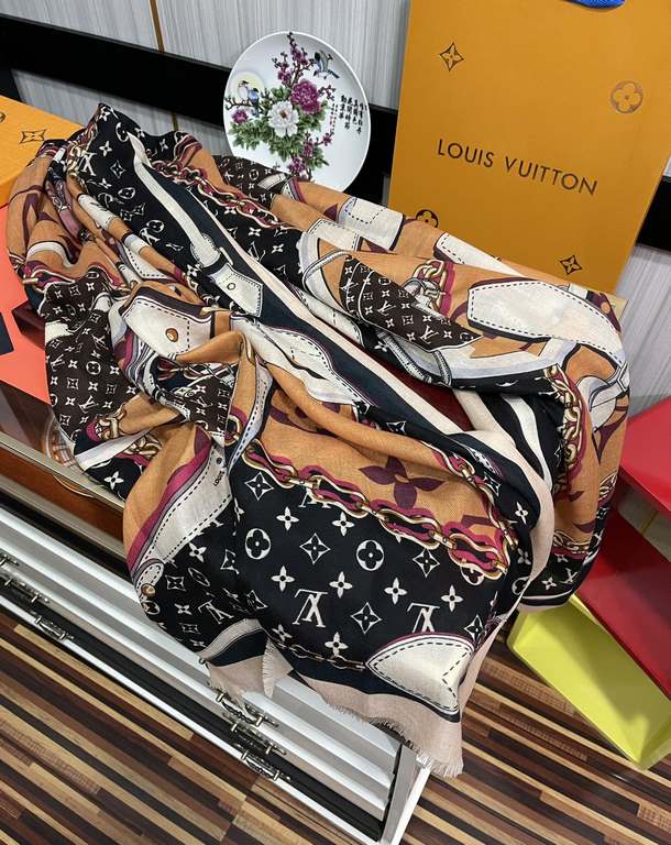 New 2023, LV [300 pcs cashmere long scarf] physical genuinely beautiful   shawl with print   regardless of the design of the airbrush are very in place   details are visible   the entire scarf gives people a big brand au