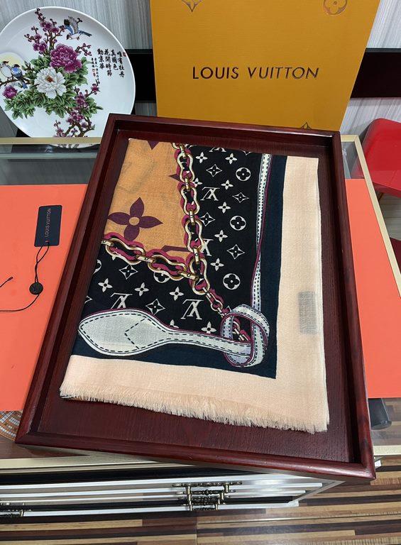 New 2023, LV [300 pcs cashmere long scarf] physical genuinely beautiful   shawl with print   regardless of the design of the airbrush are very in place   details are visible   the entire scarf gives people a big brand au