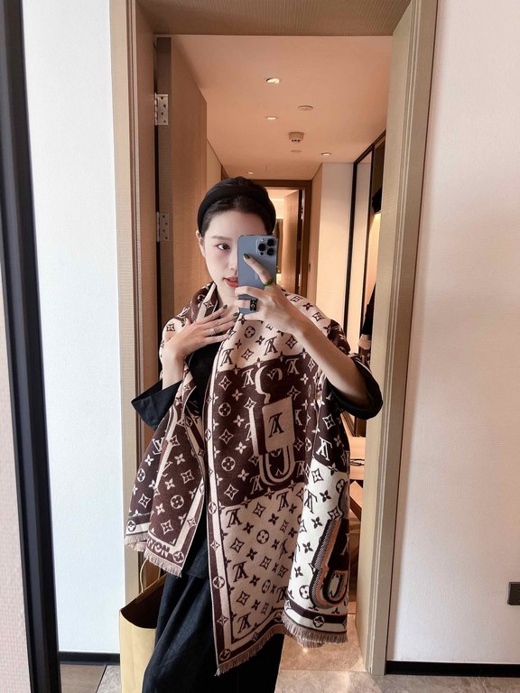 LV counter new, foreign counter special. Scarf shawl, luxury atmosphere small qualifications   exquisite all the beautiful language used in it is not too much, the fashion mirror badge skillfully combined in the scarf sh