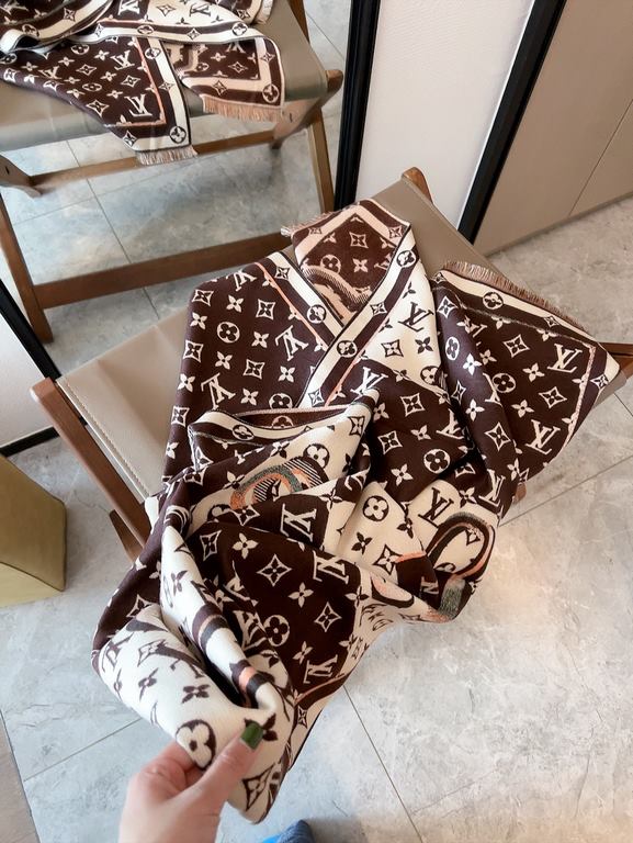 LV counter new, foreign counter special. Scarf shawl, luxury atmosphere small qualifications   exquisite all the beautiful language used in it is not too much, the fashion mirror badge skillfully combined in the scarf sh