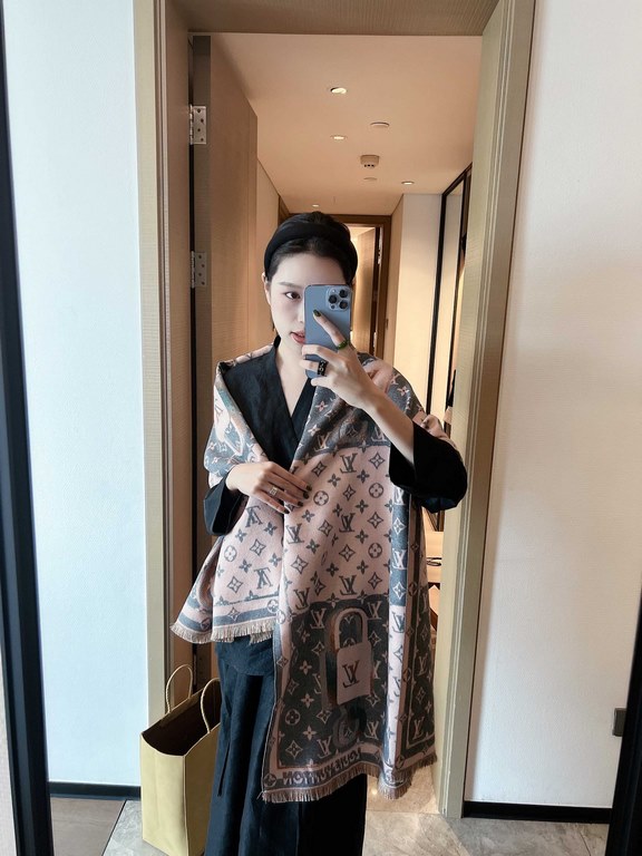 LV counter new, foreign counter special. Scarf shawl, luxury atmosphere small qualifications   exquisite all the beautiful language used in it is not too much, the fashion mirror badge skillfully combined in the scarf sh