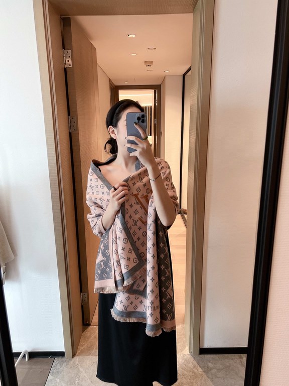 LV counter new, foreign counter special. Scarf shawl, luxury atmosphere small qualification tone   exquisite all the beautiful language used in it is not too much, the fashion mirror badge skillfully combined in the scar