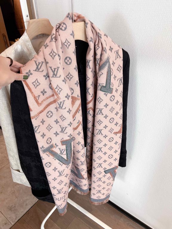 LV counter new, foreign counter special. Scarf shawl, luxury atmosphere small qualification tone   exquisite all the beautiful language used in it is not too much, the fashion mirror badge skillfully combined in the scar