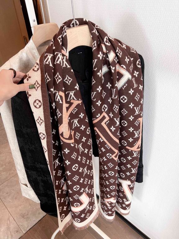 LV counter new, foreign counter special. Scarf shawl, luxury atmosphere small qualification tone   exquisite all the beautiful language used in it is not too much, the fashion mirror badge skillfully combined in the scar