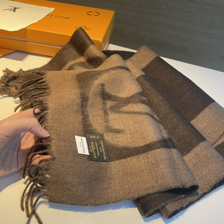 Explosive new    LV exclusive cattle goods   Luxury in the size between the high-end quality   with super high cashmere quality to be favored by this brand   This boutique is the market and its rare scarf knitting, it is