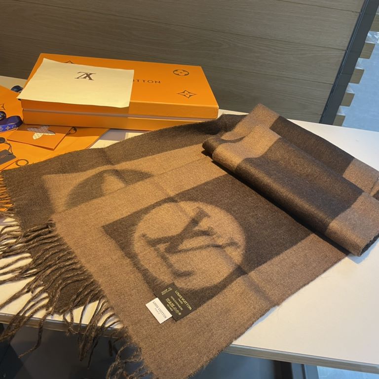 Explosive new    LV exclusive cattle goods   Luxury in the size between the high-end quality   with super high cashmere quality to be favored by this brand   This boutique is the market and its rare scarf knitting, it is