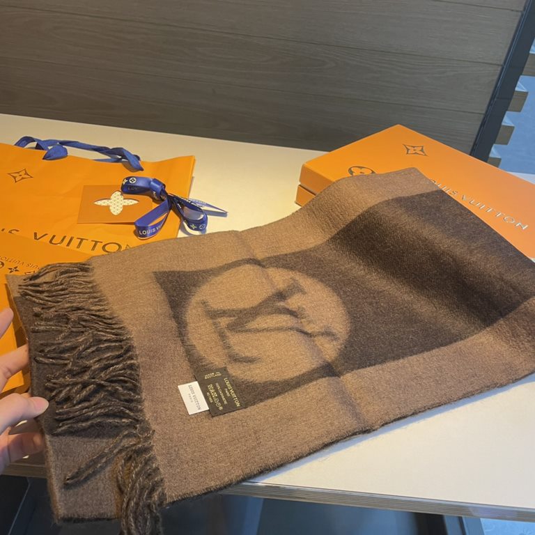 Explosive new    LV exclusive cattle goods   Luxury in the size between the high-end quality   with super high cashmere quality to be favored by this brand   This boutique is the market and its rare scarf knitting, it is