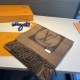 Explosive new    LV exclusive cattle goods   Luxury in the size between the high-end quality   with super high cashmere quality to be favored by this brand   This boutique is the market and its rare scarf knitting, it is