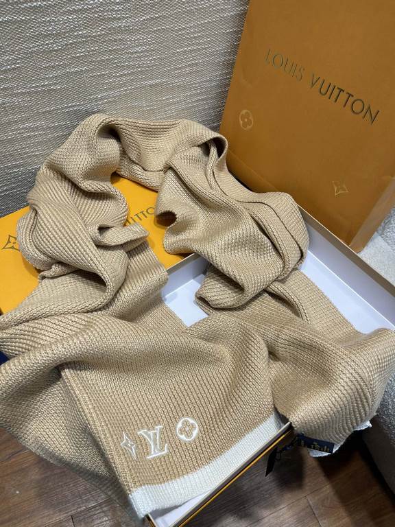 The LV Headline scarf is a testament to Louis Vuitton's meticulous craftsmanship, combining soft knit and fine detailing with floral Monogram embroidery in the corners and elegant wool for winter wear.200 x 35 cm100% cas