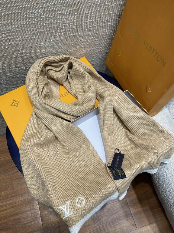 The LV Headline scarf is a testament to Louis Vuitton's meticulous craftsmanship, combining soft knit and fine detailing with floral Monogram embroidery in the corners and elegant wool for winter wear.200 x 35 cm100% cas