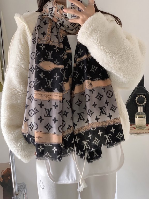 Lv's new chain   print with the classic Monogram pattern and many of Louis Vuitton's signature design elements give this new scarf an enduring fashionable appeal. This scarf will add a touch of sophistication to classic 