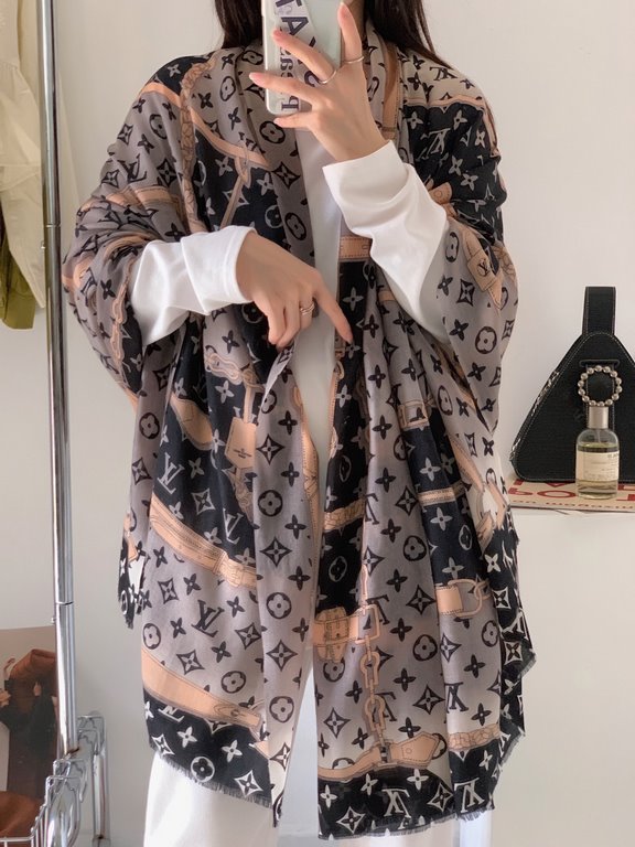 Lv's new chain   print with the classic Monogram pattern and many of Louis Vuitton's signature design elements give this new scarf an enduring fashionable appeal. This scarf will add a touch of sophistication to classic 