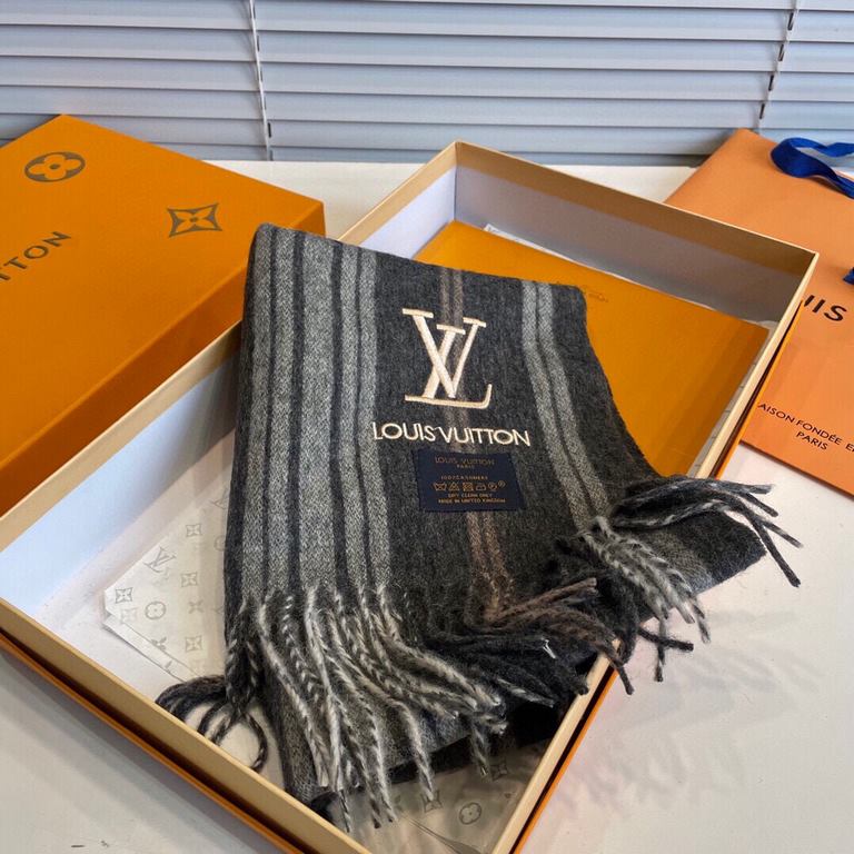 New LV high-quality imported cashmere scarf shocked on the shelves of overseas counters latest men and women couple cashmere scarf domestic counters have not been on the shelves from the style to the fabric are very good