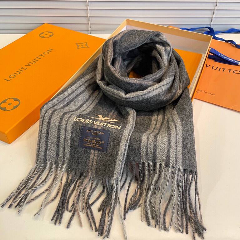 New LV high-quality imported cashmere scarf shocked on the shelves of overseas counters latest men and women couple cashmere scarf domestic counters have not been on the shelves from the style to the fabric are very good