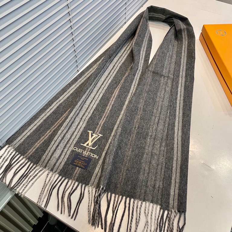 New LV high-quality imported cashmere scarf shocked on the shelves of overseas counters latest men and women couple cashmere scarf domestic counters have not been on the shelves from the style to the fabric are very good