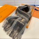 New LV high-quality imported cashmere scarf shocked on the shelves of overseas counters latest men and women couple cashmere scarf domestic counters have not been on the shelves from the style to the fabric are very good