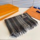 New LV high-quality imported cashmere scarf shocked on the shelves of overseas counters latest men and women couple cashmere scarf domestic counters have not been on the shelves from the style to the fabric are very good