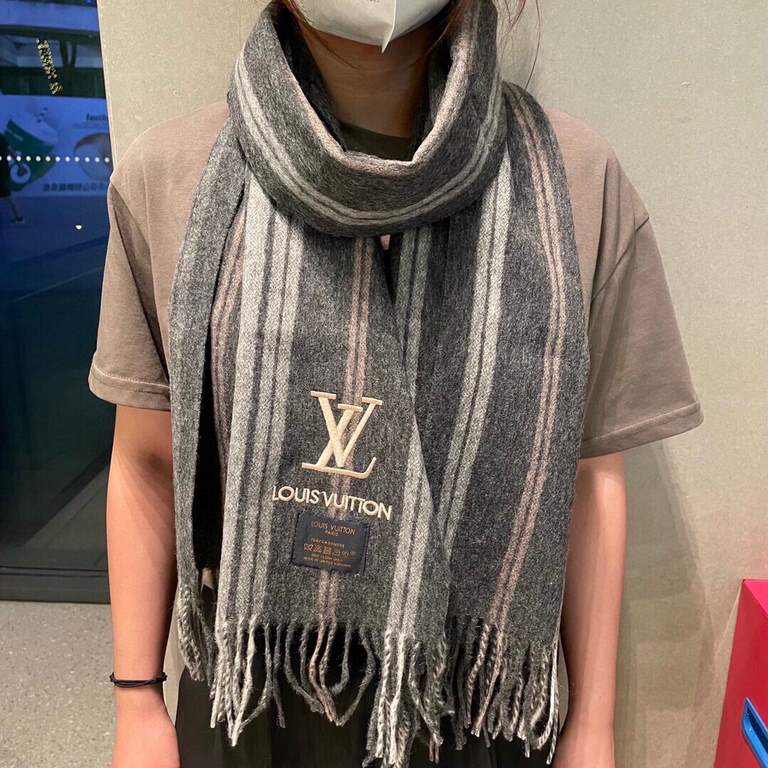 New LV high-quality imported cashmere scarf shocked on the shelves of overseas counters latest men and women couple cashmere scarf domestic counters have not been on the shelves from the style to the fabric are very good