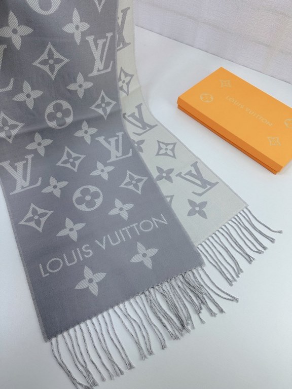 that   Simple letter combination2022 Counter New WoolSimply L's scarf amplifies the classic Monogram pattern across the entire width, illustrating the design heritage while brightening up the focus of everyday wear, with