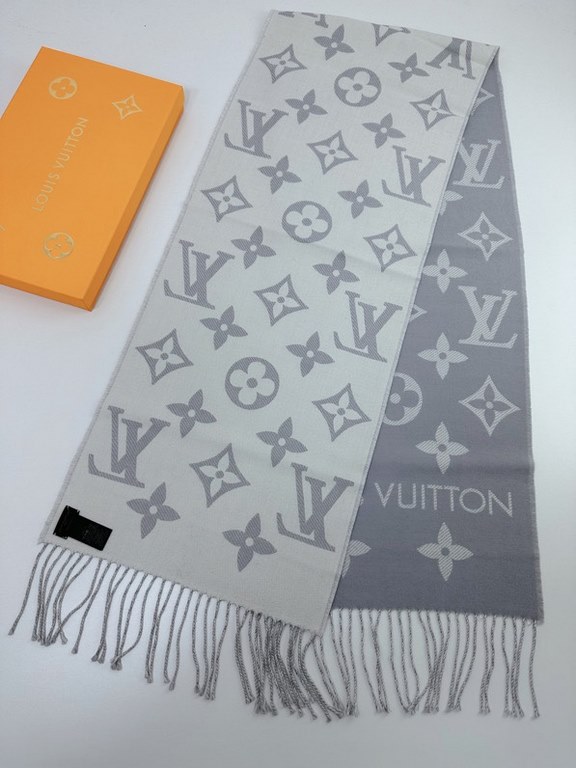 that   Simple letter combination2022 Counter New WoolSimply L's scarf amplifies the classic Monogram pattern across the entire width, illustrating the design heritage while brightening up the focus of everyday wear, with