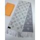 that   Simple letter combination2022 Counter New WoolSimply L's scarf amplifies the classic Monogram pattern across the entire width, illustrating the design heritage while brightening up the focus of everyday wear, with