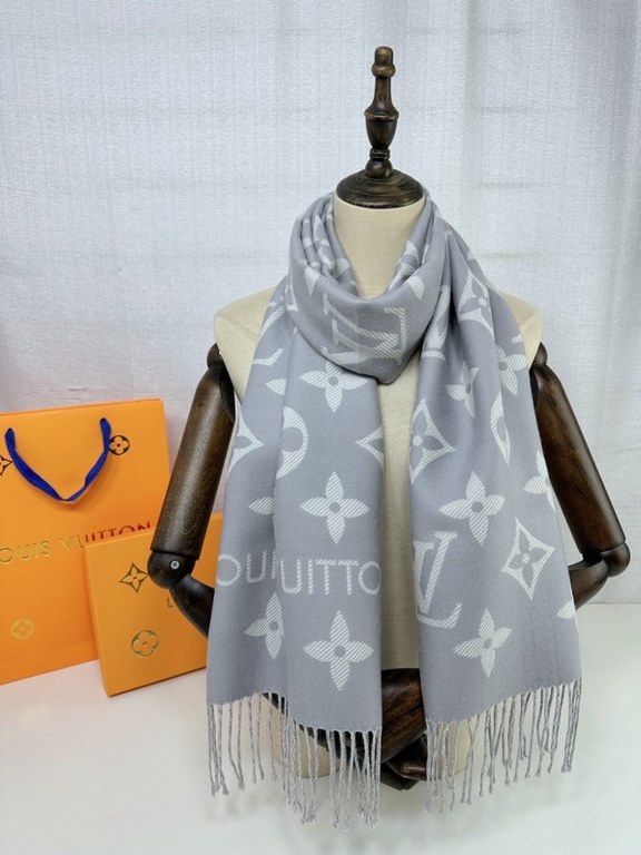 that   Simple letter combination2022 Counter New WoolSimply L's scarf amplifies the classic Monogram pattern across the entire width, illustrating the design heritage while brightening up the focus of everyday wear, with